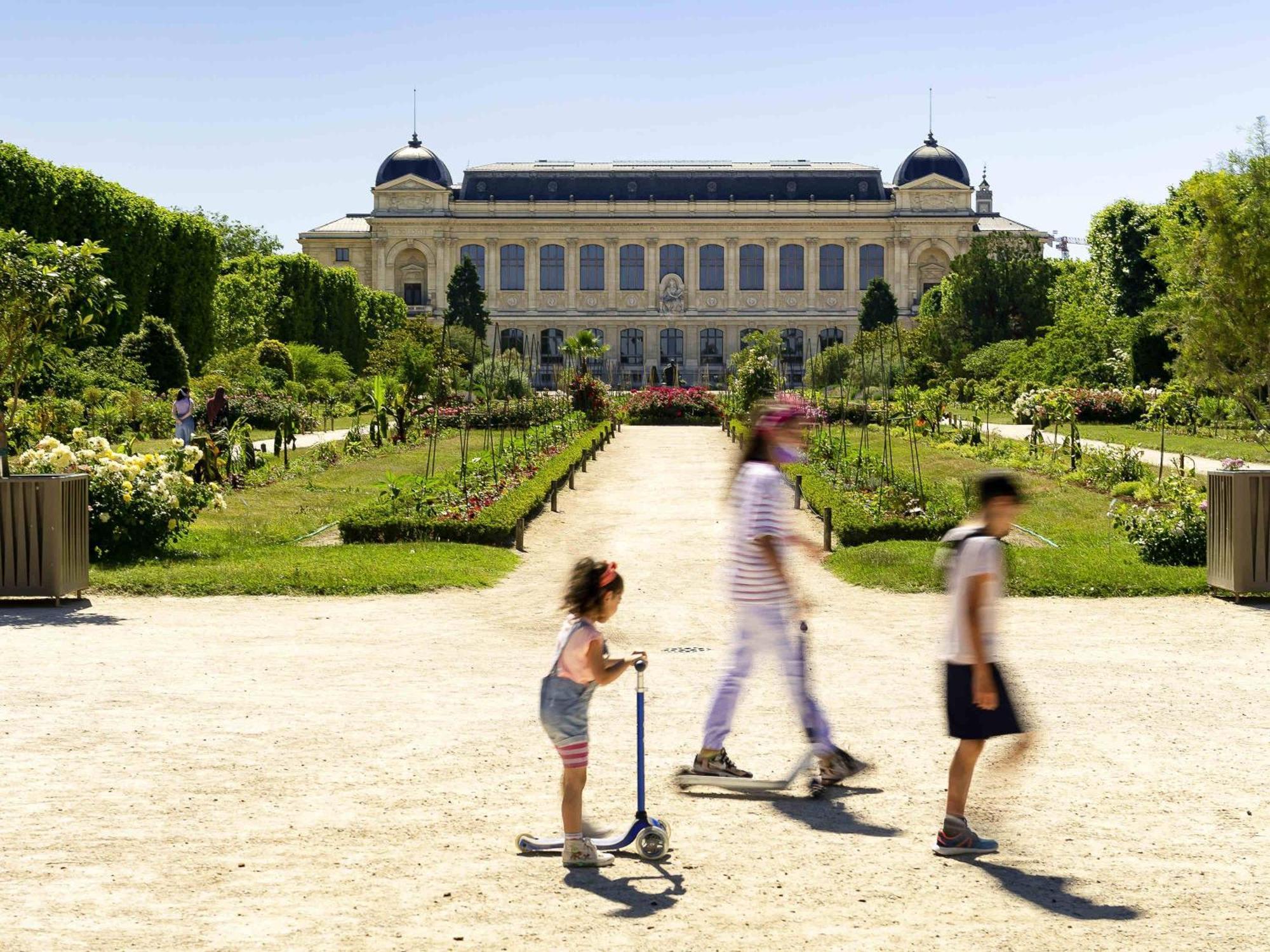 Mercure Montparnasse Raspail Hotel 4*